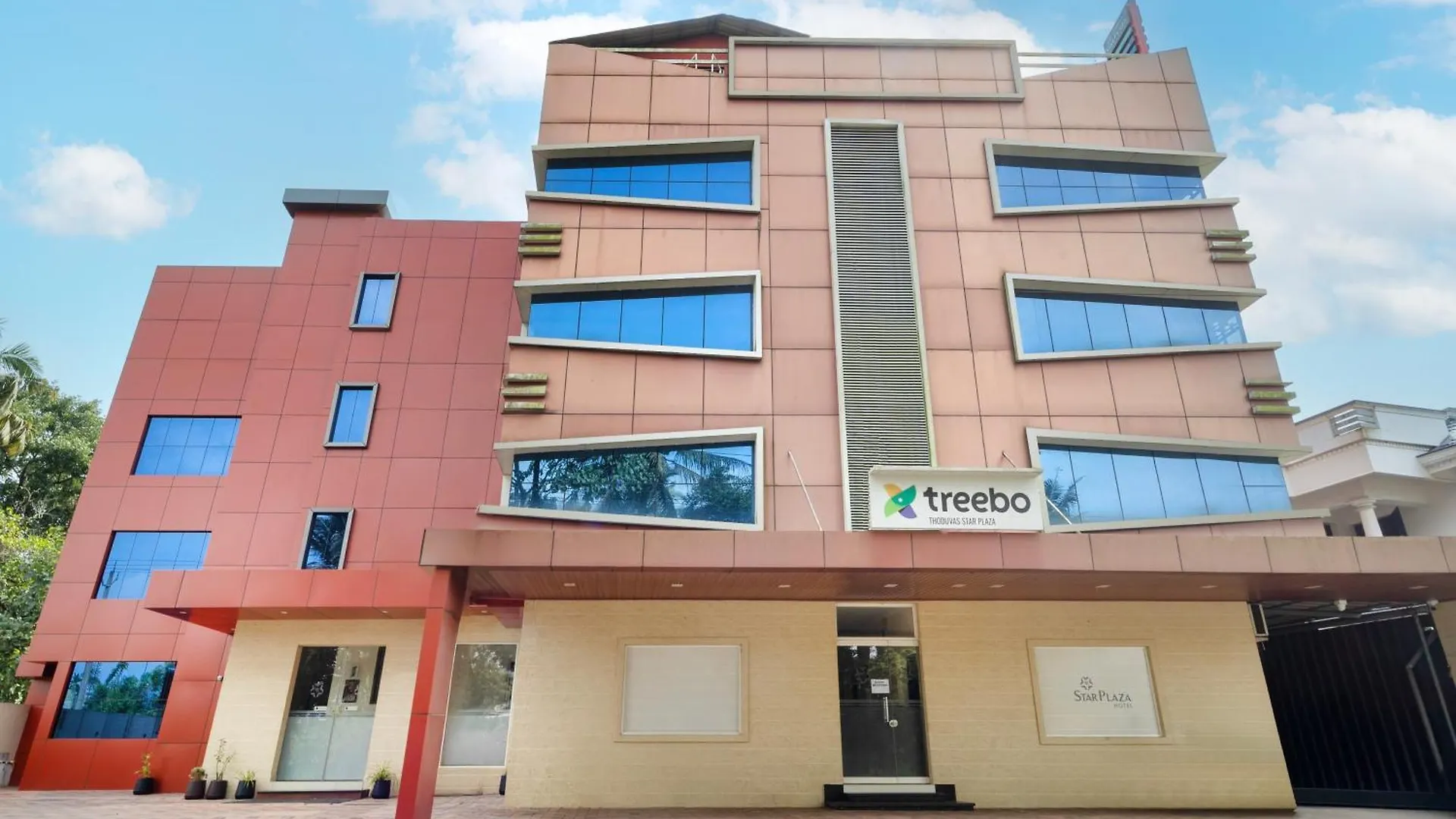 מלון נדומבסרי Treebo Thoduvas Star Plaza Cochin Airport